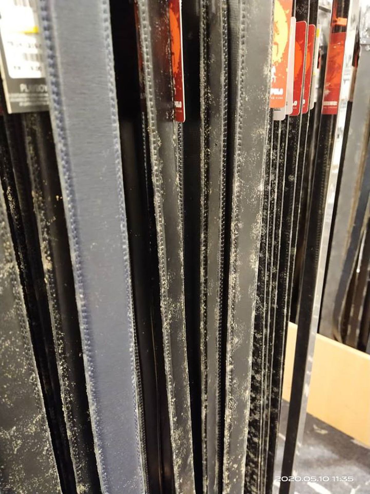 COVID-19. Imagini horror din mall! Pantofii și gențile, distruse de mucegai după ce magazinul a fost închis 2 luni