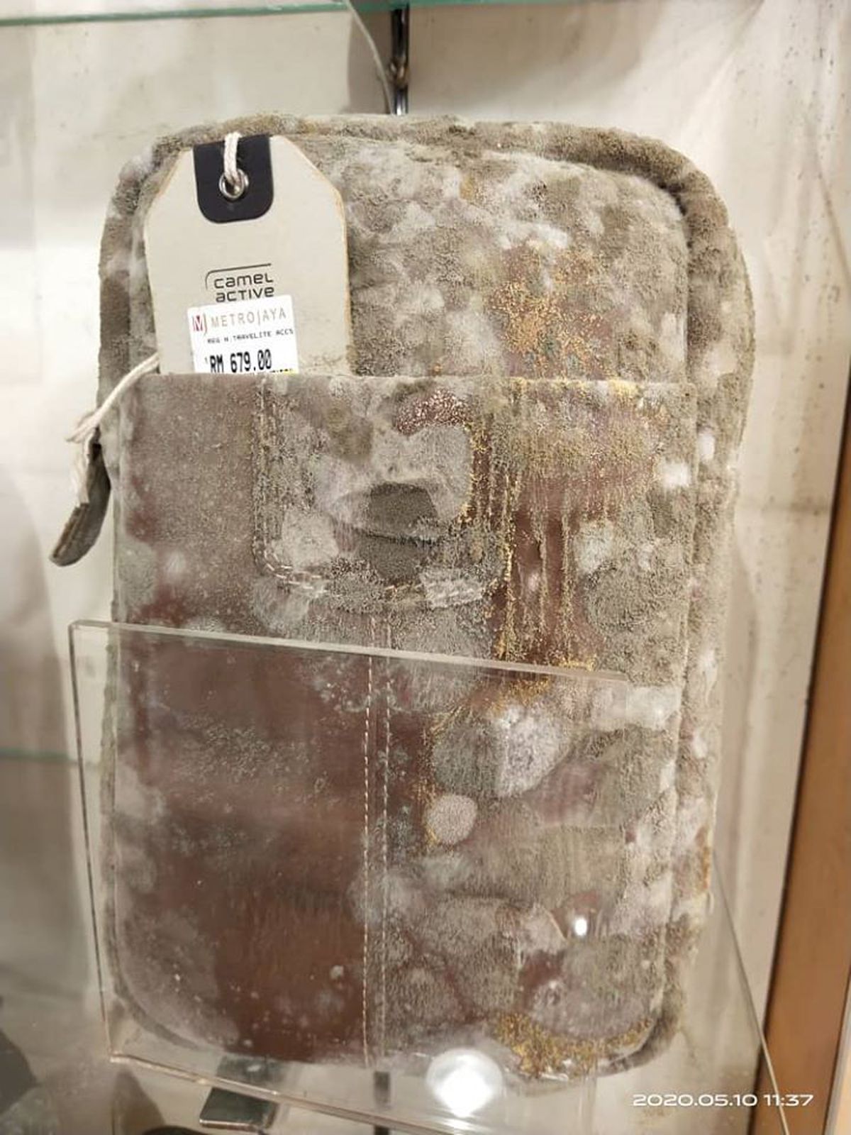 COVID-19. Imagini horror din mall! Pantofii și gențile, distruse de mucegai după ce magazinul a fost închis 2 luni