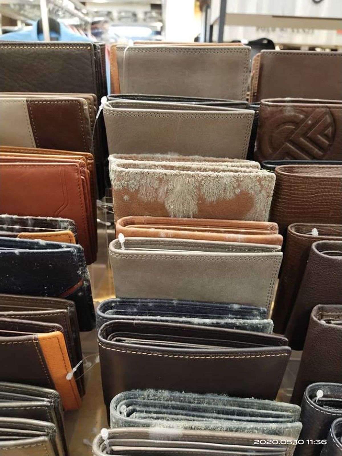 COVID-19. Imagini horror din mall! Pantofii și gențile, distruse de mucegai după ce magazinul a fost închis 2 luni