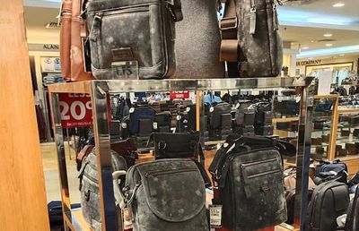 COVID-19. Imagini horror din mall! Pantofii și gențile, distruse de mucegai după ce magazinul a fost închis 2 luni