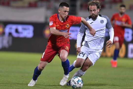 Olimpiu Moruțan la balon, în FCSB - Academica Clinceni 2-2 // foto: Imago