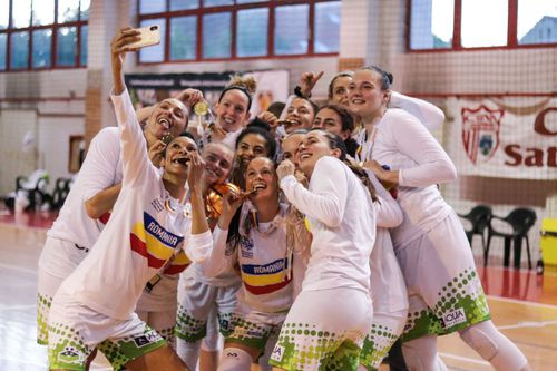 Jucătoarele de la Sepsi sărbătorind cu medaliile de campioane Foto Miska Brigitta