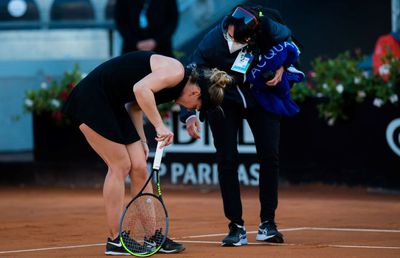Opinie medicală în cazul Simonei Halep: „Poate fi forțare extremă sau oboseală musculară cronică” + Gestul îngrijorător sesizat de specialiști