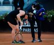 Simona Halep palpând locul dureros după accidentare Foto Hepta