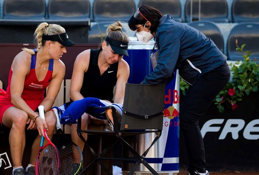 Simona Halep și adversara ei, Angelique Kerber, care s-a arătat foarte săritoare și preocupată Foto Jimmie48Photography Opinie medicală în cazul Simonei Halep: „Poate fi forțare extremă sau oboseală musculară cronică” + Gestul îngrijorător sesizat de specialiști