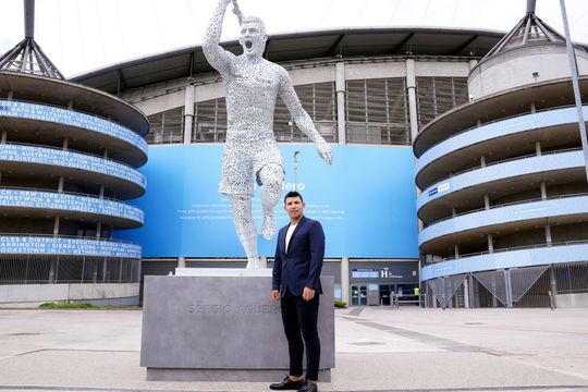 Sergio Aguero și statuia sa din fața stadionului „Ettihad”