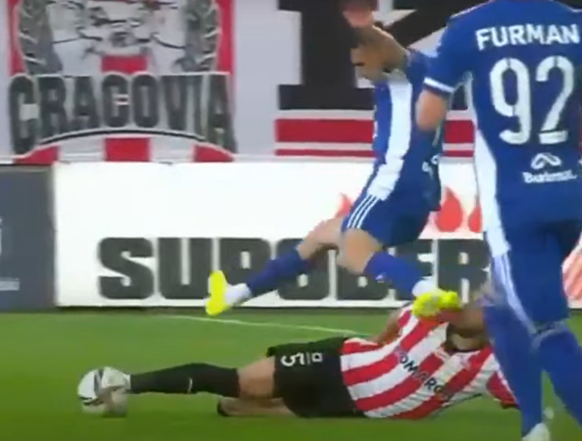 I-a spart nasul! Convocat de Iordănescu, fundașul român a ieșit accidentat în minutul 16