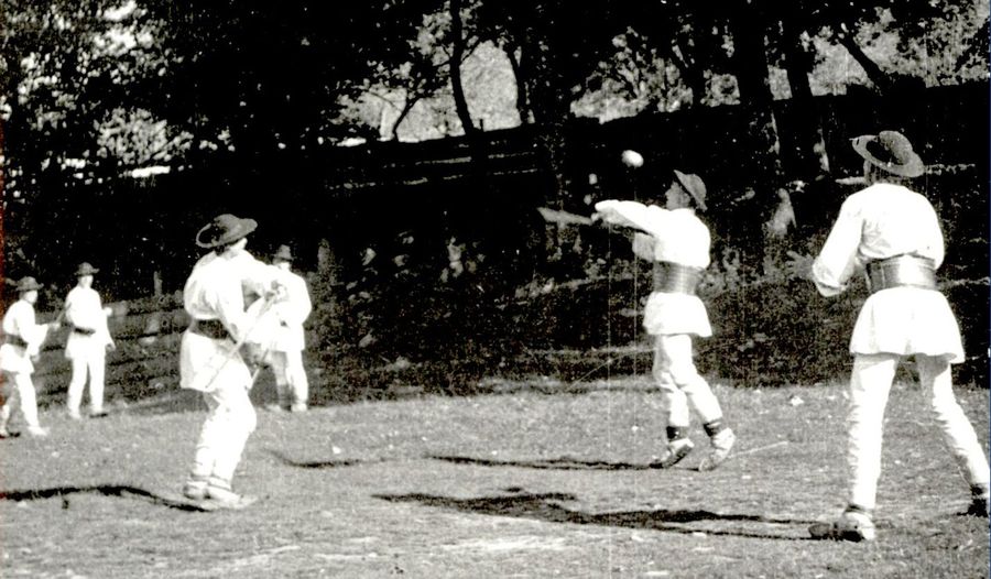 Imagine de la un joc de oină din 1935 Nu ne-au vrut oina la Atena, în 1896!