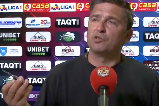 Flavius Boroncoi, 45 de ani, antrenorul celor de la Gaz Metan, a apărut cu un lacăt în mână la finalul meciului cu Chindia, 0-3, ultimul din acest sezon, și a anunțat dispariția medieșenilor din fotbal.