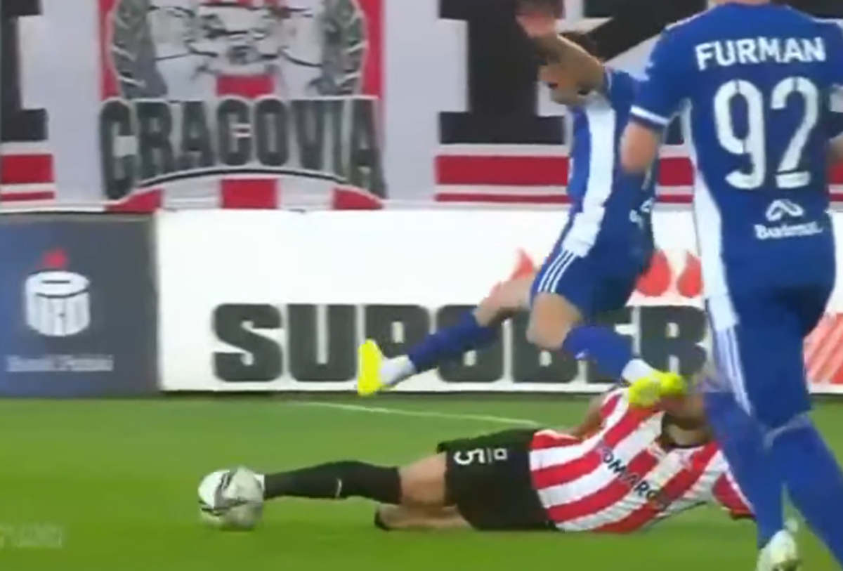 I-a spart nasul! Convocat de Iordănescu, fundașul român a ieșit accidentat în minutul 16