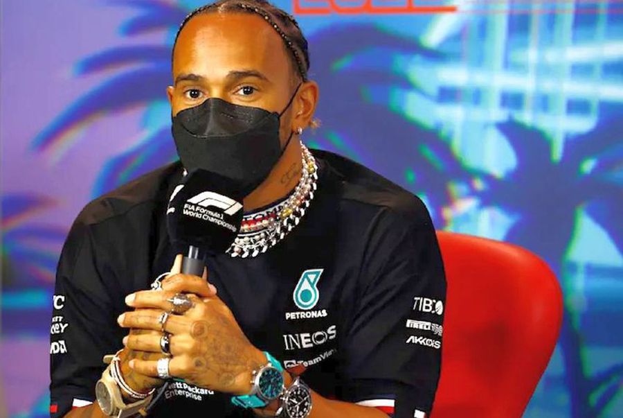 Lewis Hamilton/ foto Guliver/GettyImages Lewis Hamilton riscă să fie suspendat, dacă nu renunță la toate bijuteriile