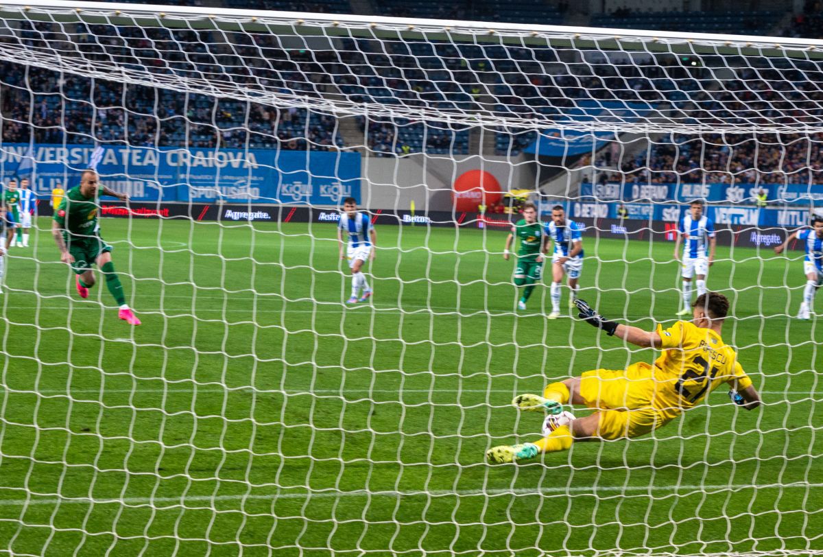 Denis Alibec, devastat după gafa care o poate costa titlul pe Farul: „I-am făcut una ca asta domnului Hagi... mereu dau cu piciorul momentelor bune”