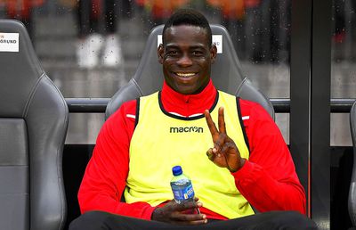 3 povești incredibile cu Mario Balotelli, noua țintă a Rapidului: „Poftim 2000 de euro, sari cu scuterul în mare”