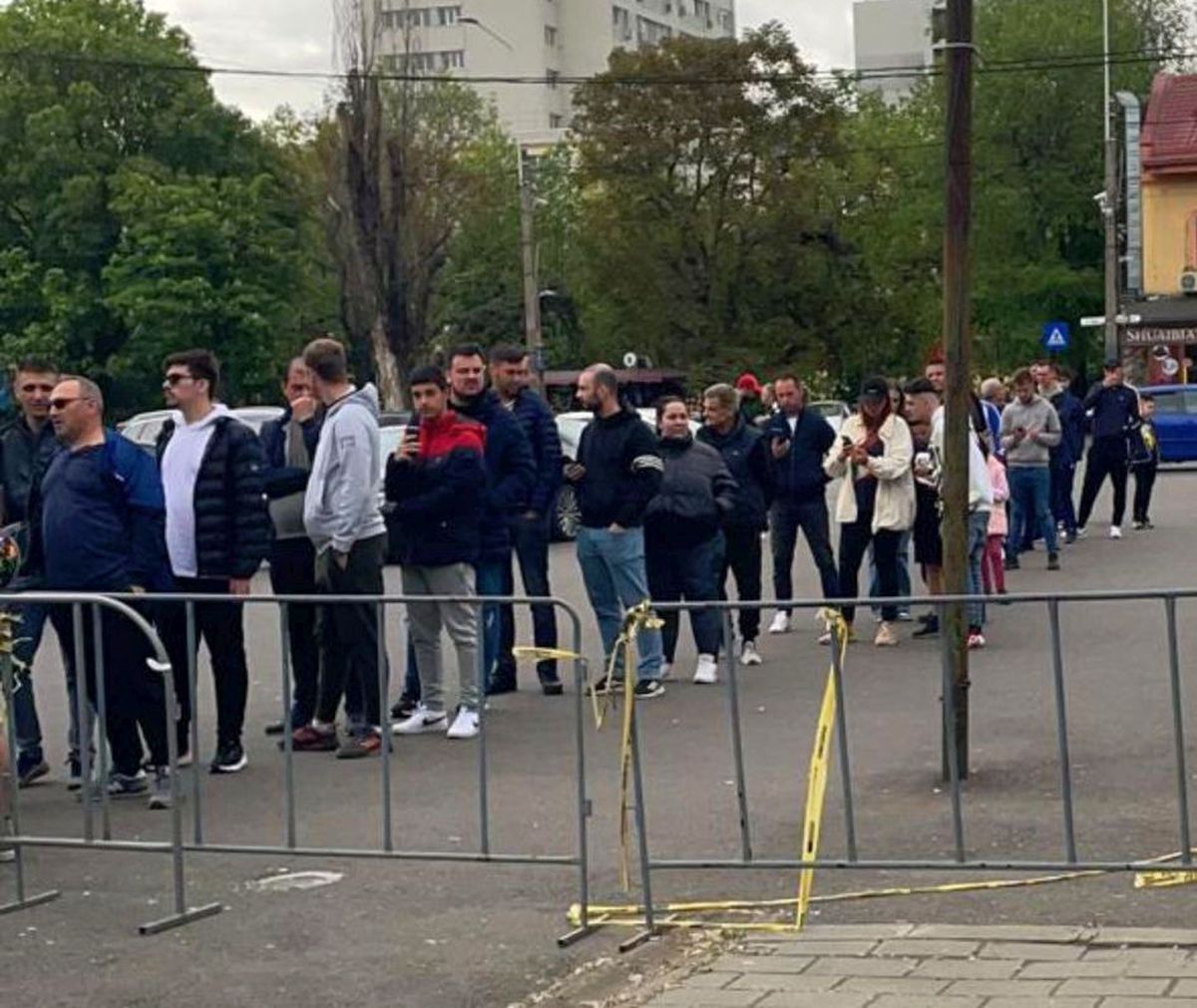 Coadă la bilete pentru FCSB  - CFR Cluj