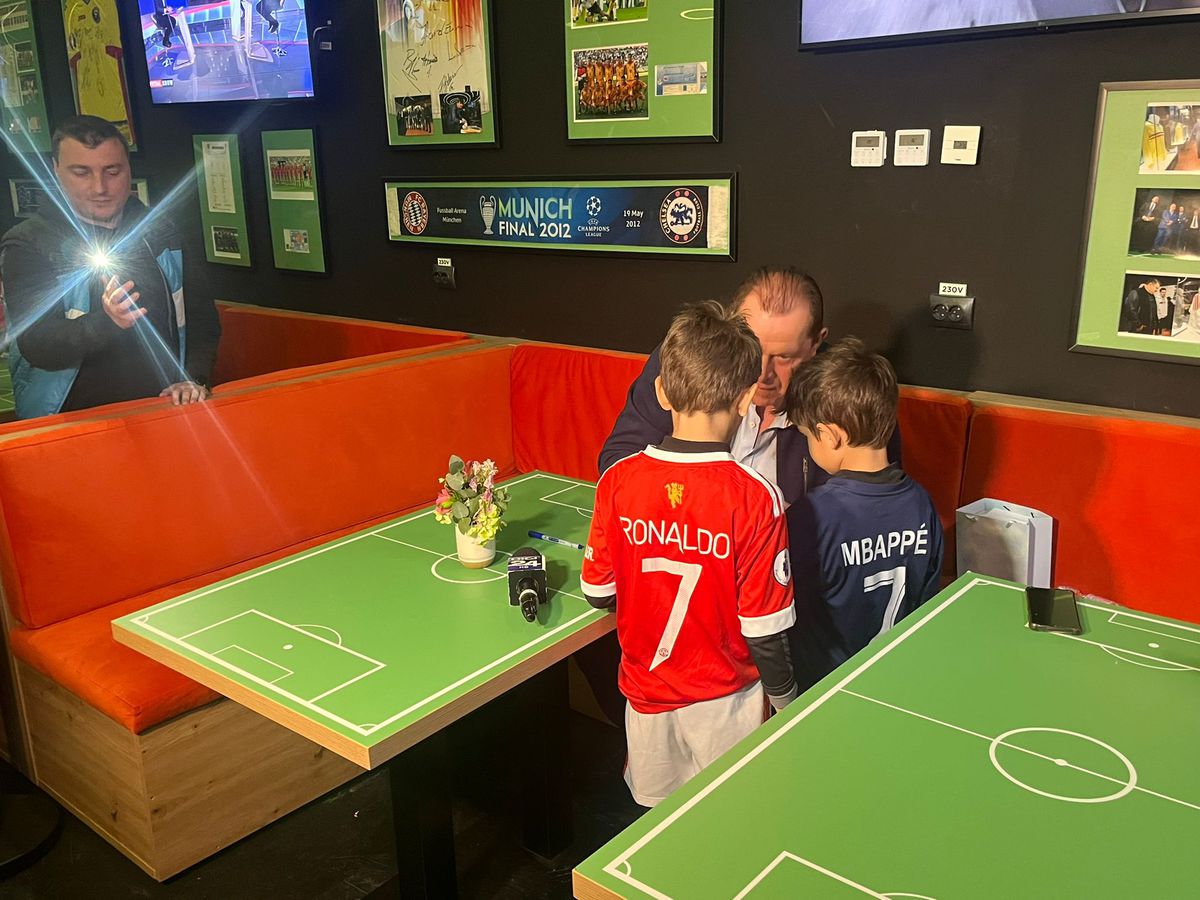 Coadă de sute de persoane la Muzeul Fotbalului » Duckadam, surprins: „Nu mă așteptam!”