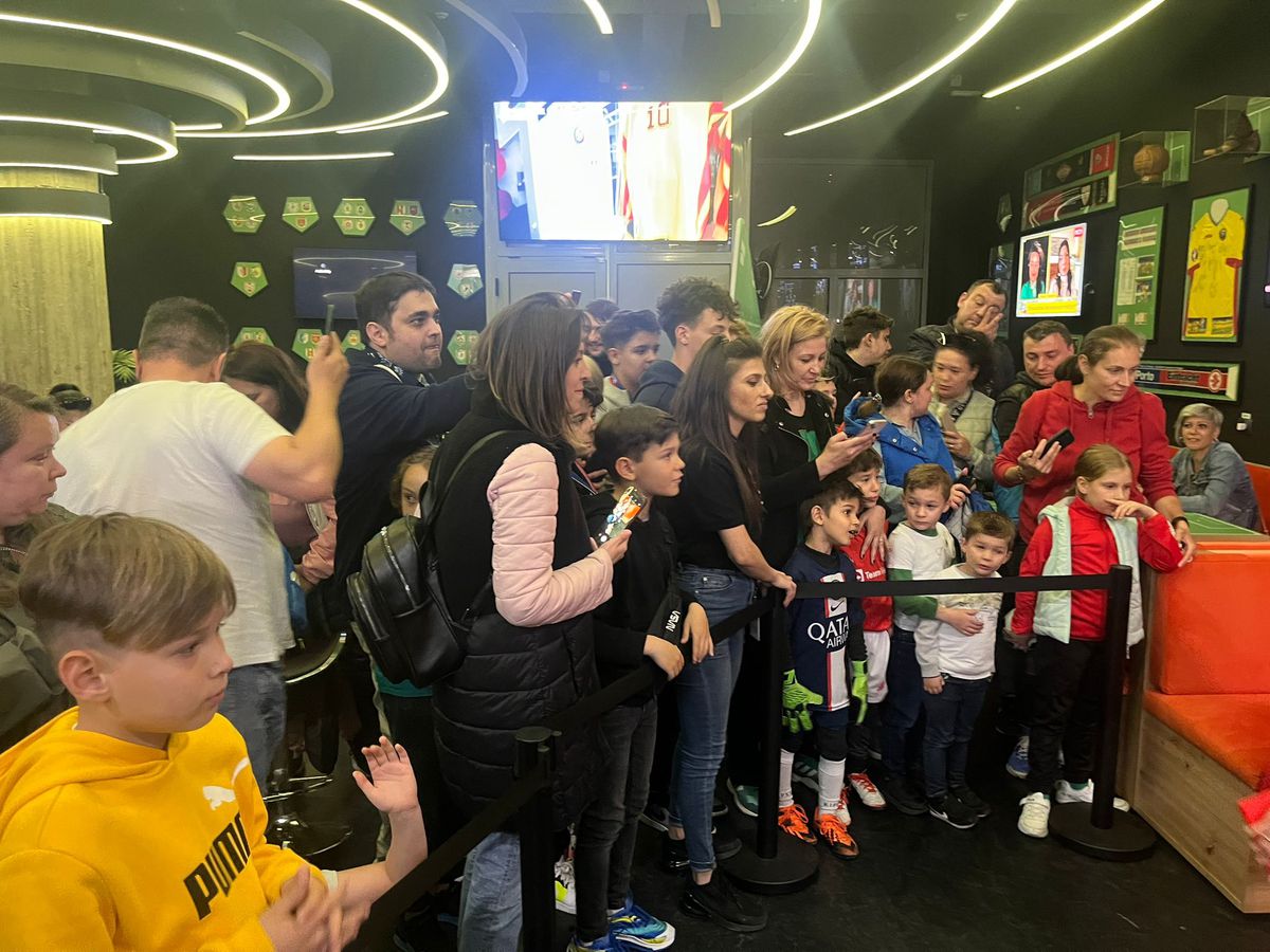 Coadă de sute de persoane la Muzeul Fotbalului » Duckadam, surprins: „Nu mă așteptam!”