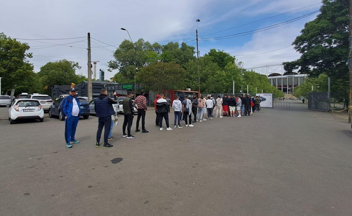 Coadă la bilete pentru FCSB  - CFR Cluj