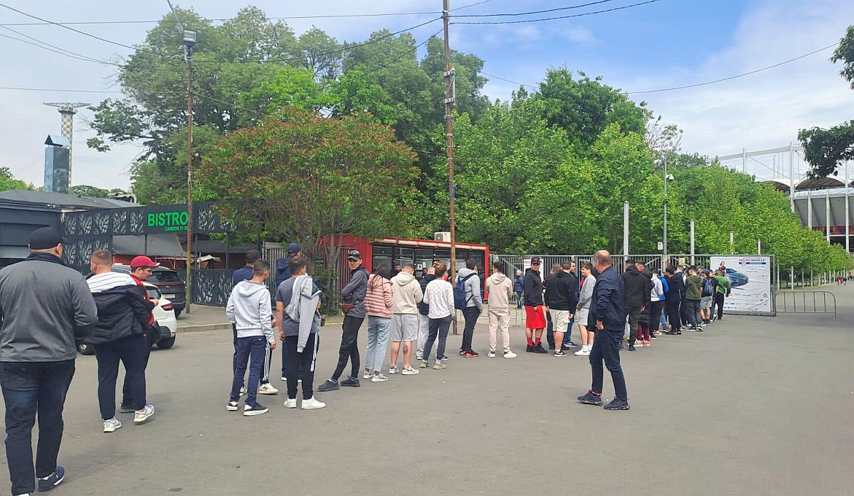 Coadă la bilete pentru FCSB  - CFR Cluj