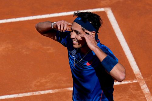 Alejandro Tabilo sărbătorind victoria asupra lui Novak Djokovic la Roma Foto: Imago