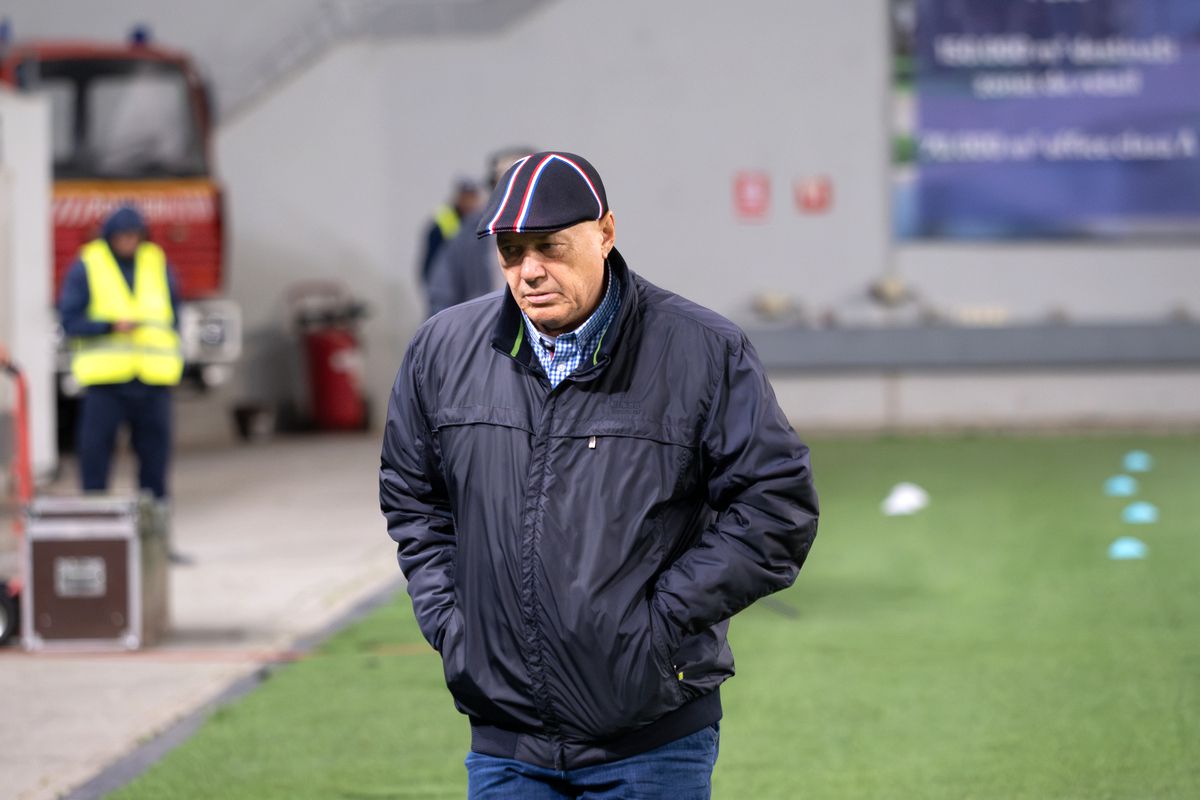 Retrogradarea lui FCU Craiova în 30 de puncte » Amandinele „centralului” Barbu, huliganii din peluză, dezamăgirea lui Mititelu și nervii juniorului