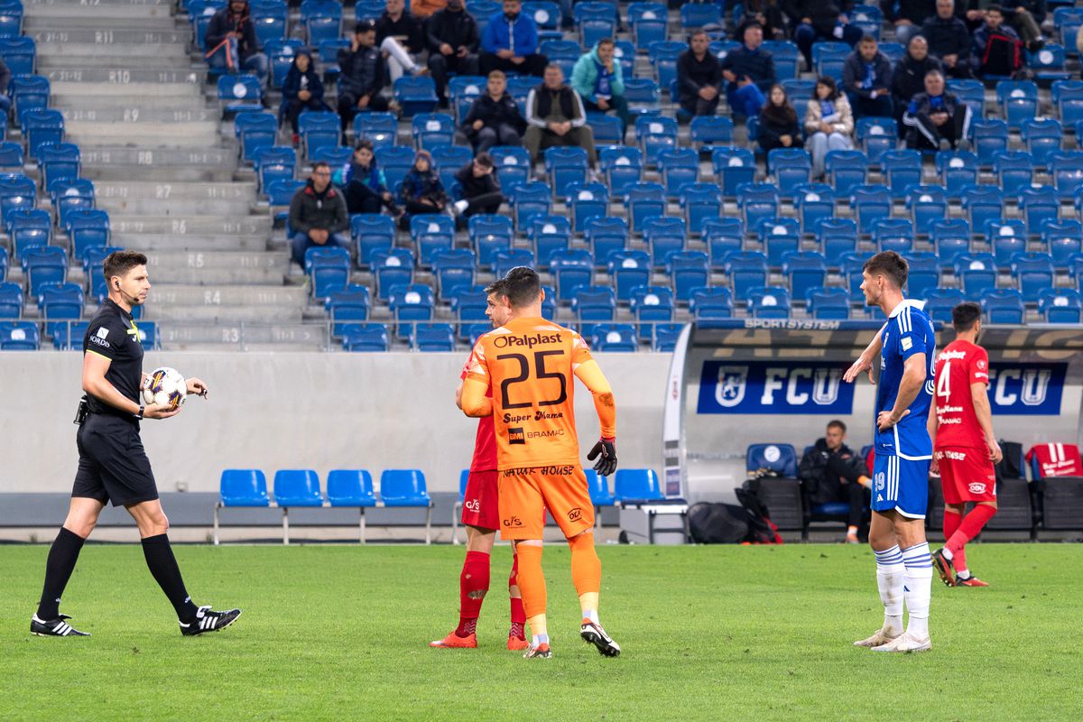 Retrogradarea lui FCU Craiova în 30 de puncte » Amandinele „centralului” Barbu, huliganii din peluză, dezamăgirea lui Mititelu și nervii juniorului