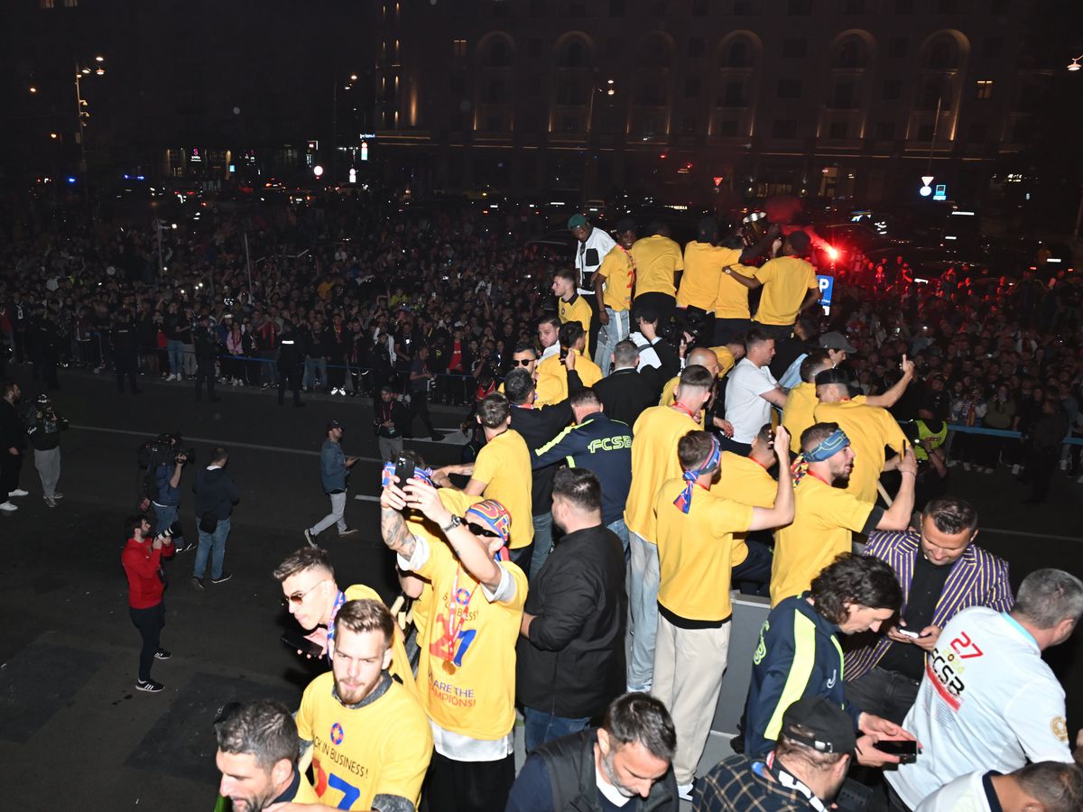 Au apărut imaginile „păstrate la sertar” » FCSB a făcut noapte roș-albastră pe străzile din București