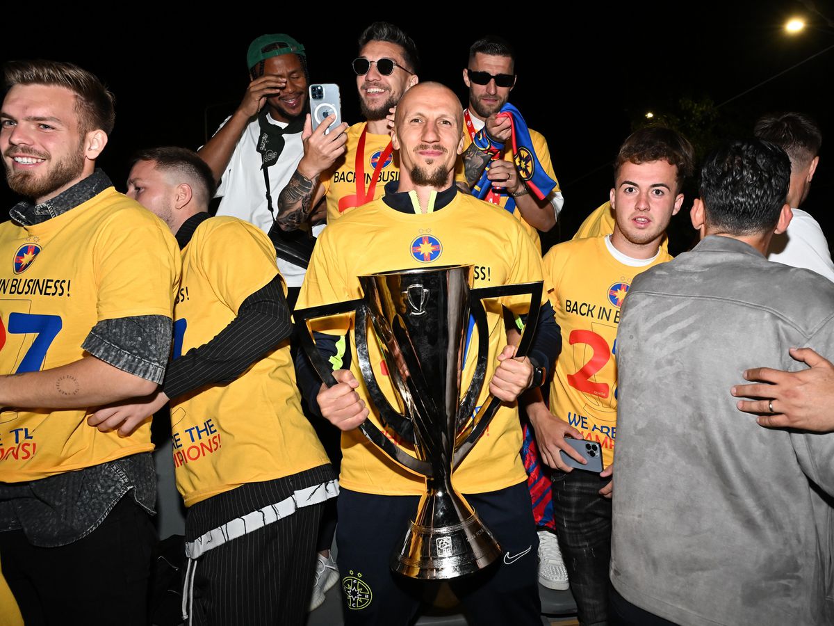 Au apărut imaginile „păstrate la sertar” » FCSB a făcut noapte roș-albastră pe străzile din București