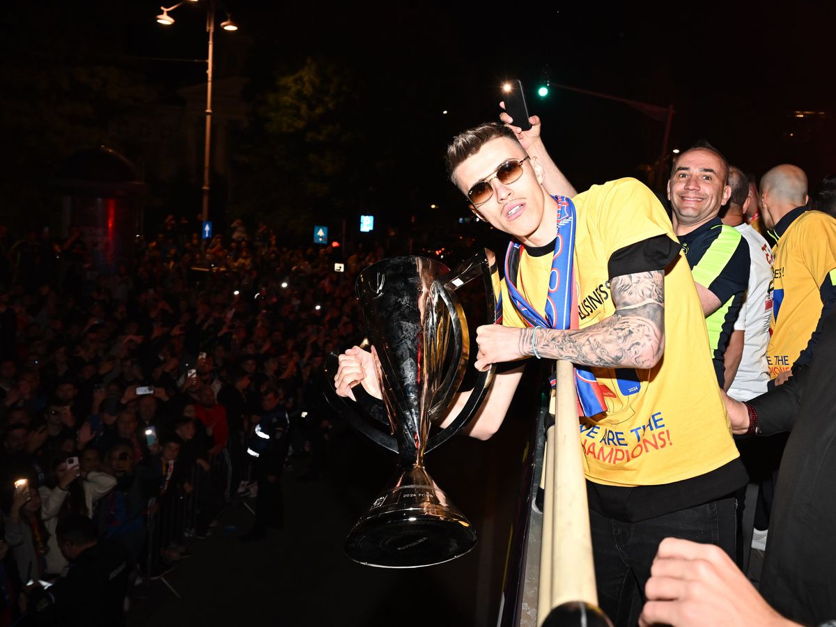 Au apărut imaginile „păstrate la sertar” » FCSB a făcut noapte roș-albastră pe străzile din București