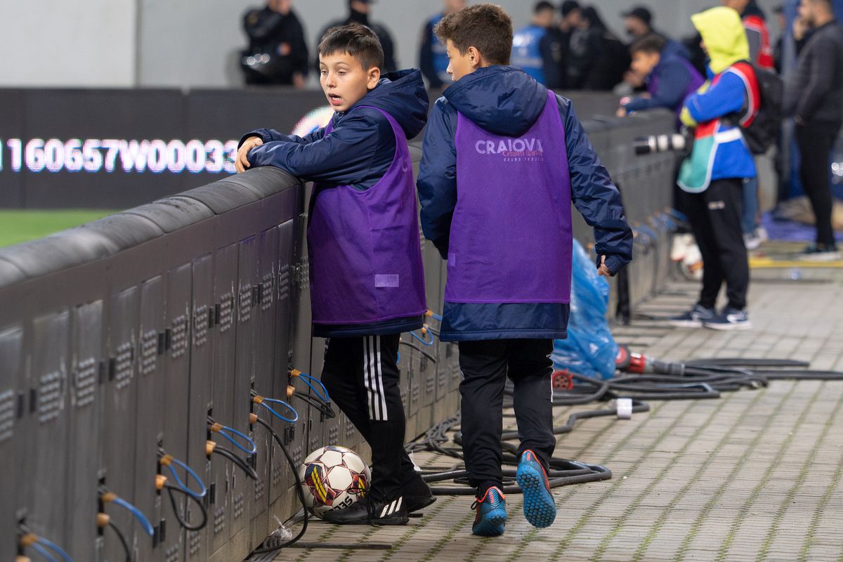 Retrogradarea lui FCU Craiova în 30 de puncte » Amandinele „centralului” Barbu, huliganii din peluză, dezamăgirea lui Mititelu și nervii juniorului