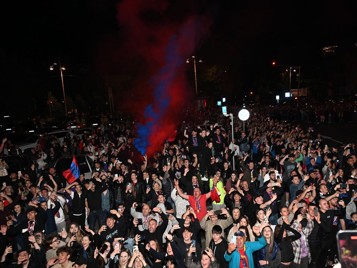 Au apărut imaginile „păstrate la sertar” » FCSB a făcut noapte roș-albastră pe străzile din București