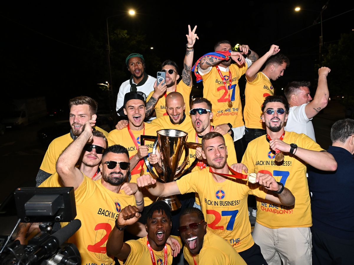 Au apărut imaginile „păstrate la sertar” » FCSB a făcut noapte roș-albastră pe străzile din București