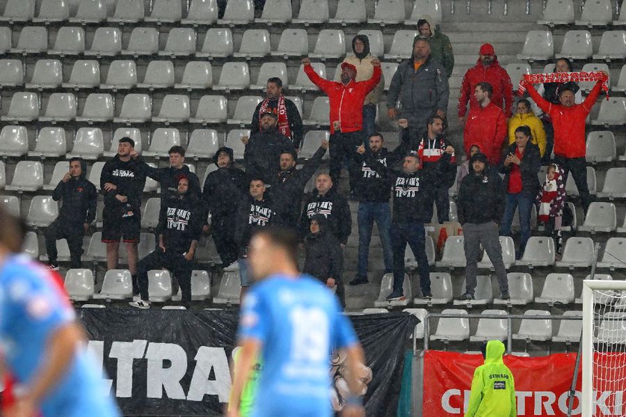 Așa s-a trăit pe stadion Dinamo - UTA » 10 detalii surprinse de GSP: de la Vița de Vie la manele și flashmob, bannerele fanilor și „talismanul” transportat în autocar