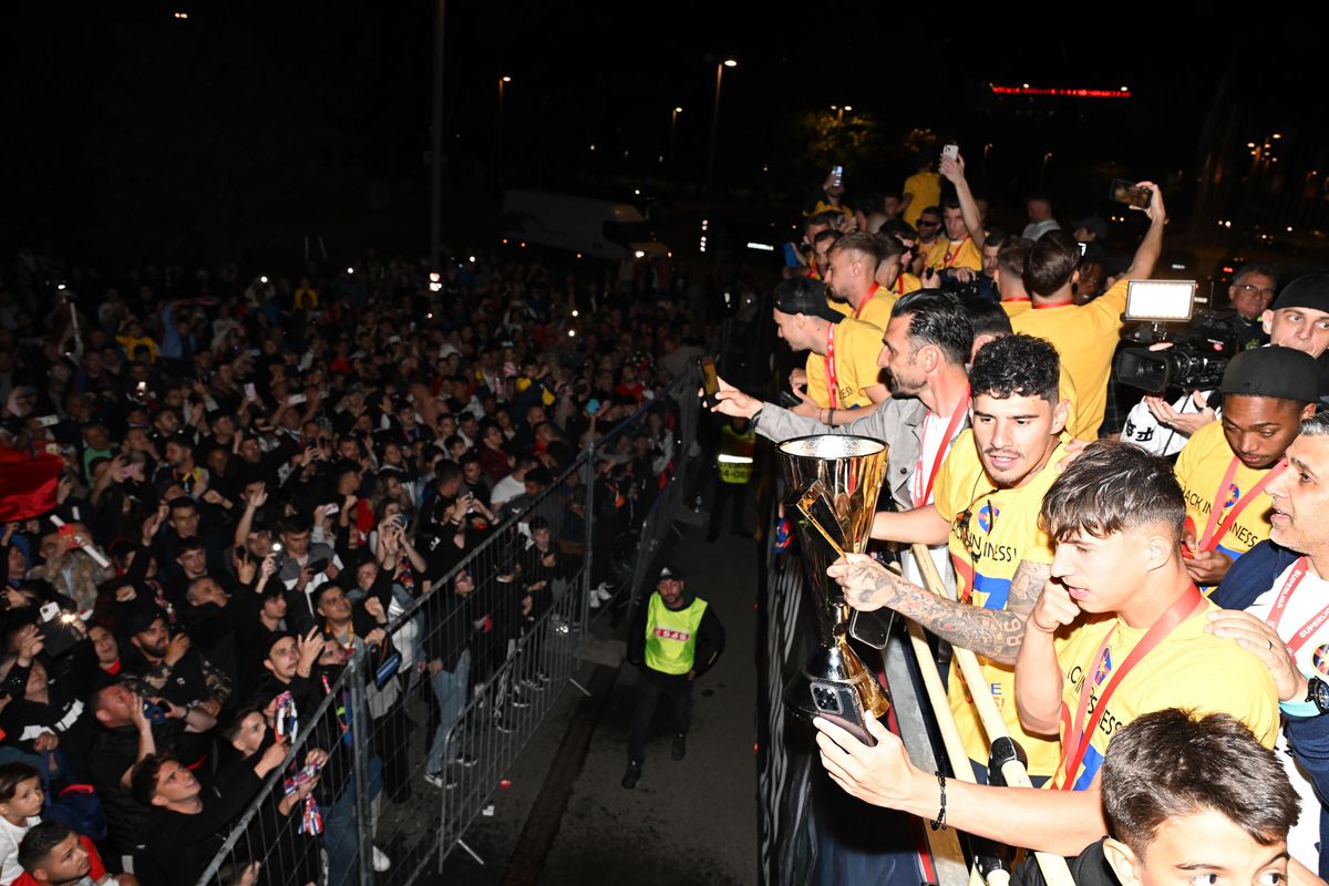 Au apărut imaginile „păstrate la sertar” » FCSB a făcut noapte roș-albastră pe străzile din București