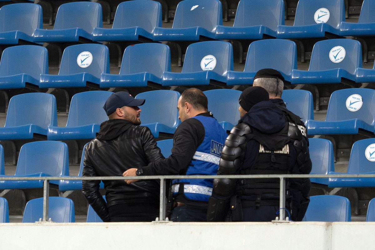 Retrogradarea lui FCU Craiova în 30 de puncte » Amandinele „centralului” Barbu, huliganii din peluză, dezamăgirea lui Mititelu și nervii juniorului