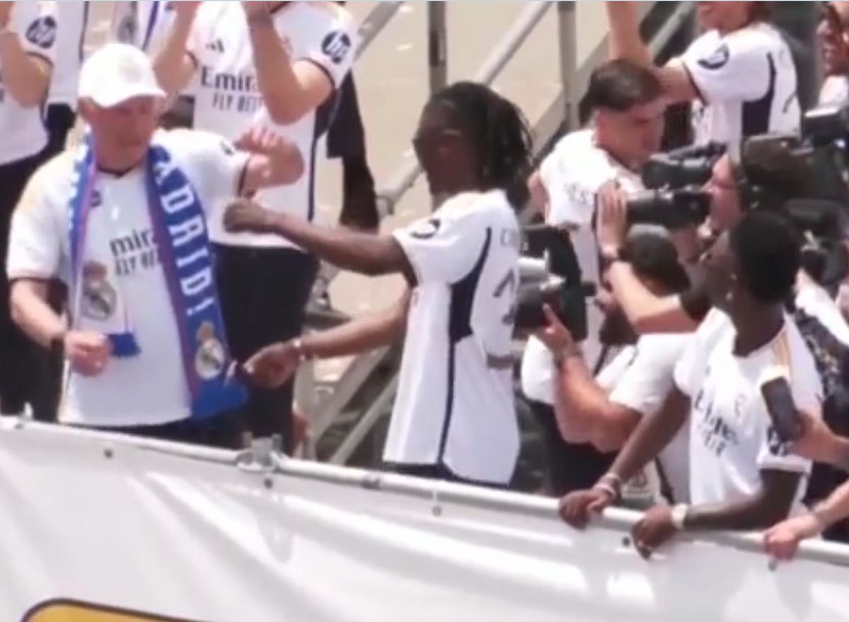 Carlo Ancelotti a făcut show la fiesta lui Real de pe străzile Madridului. Ce vis și-a îndeplinit antrenorul italian!