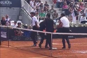 Scene INCREDIBILE la Roma, în meciul Sorana Cîrstea - Madison Keys! Doi protestatari au intrat pe teren, forțele de ordine au intervenit