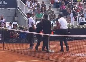 Scene INCREDIBILE la Roma, în meciul Sorana Cîrstea - Madison Keys! S-a reluat partida după ce doi protestatari au intrat pe teren, iar forțele de ordine au intervenit