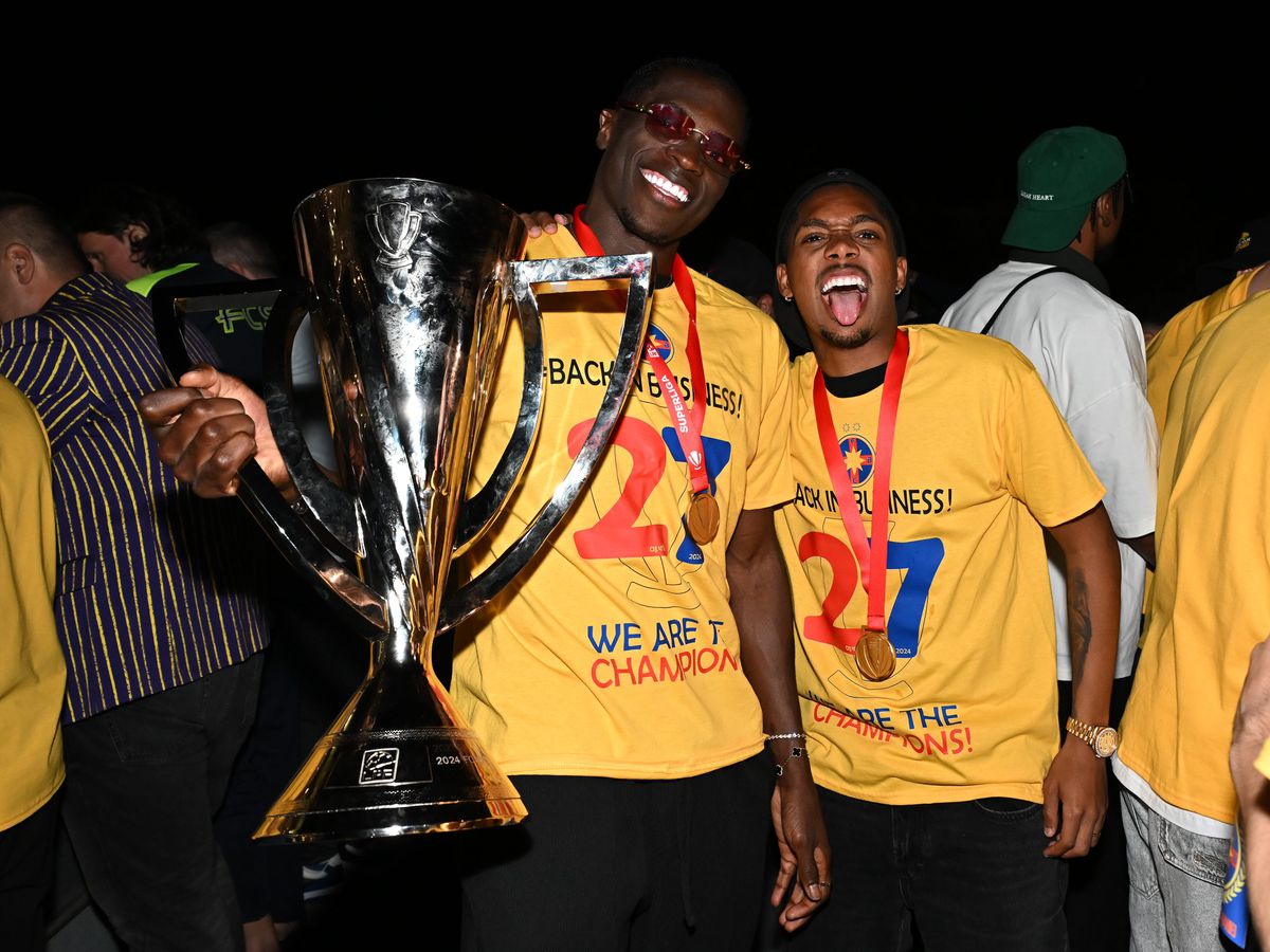 Au apărut imaginile „păstrate la sertar” » FCSB a făcut noapte roș-albastră pe străzile din București