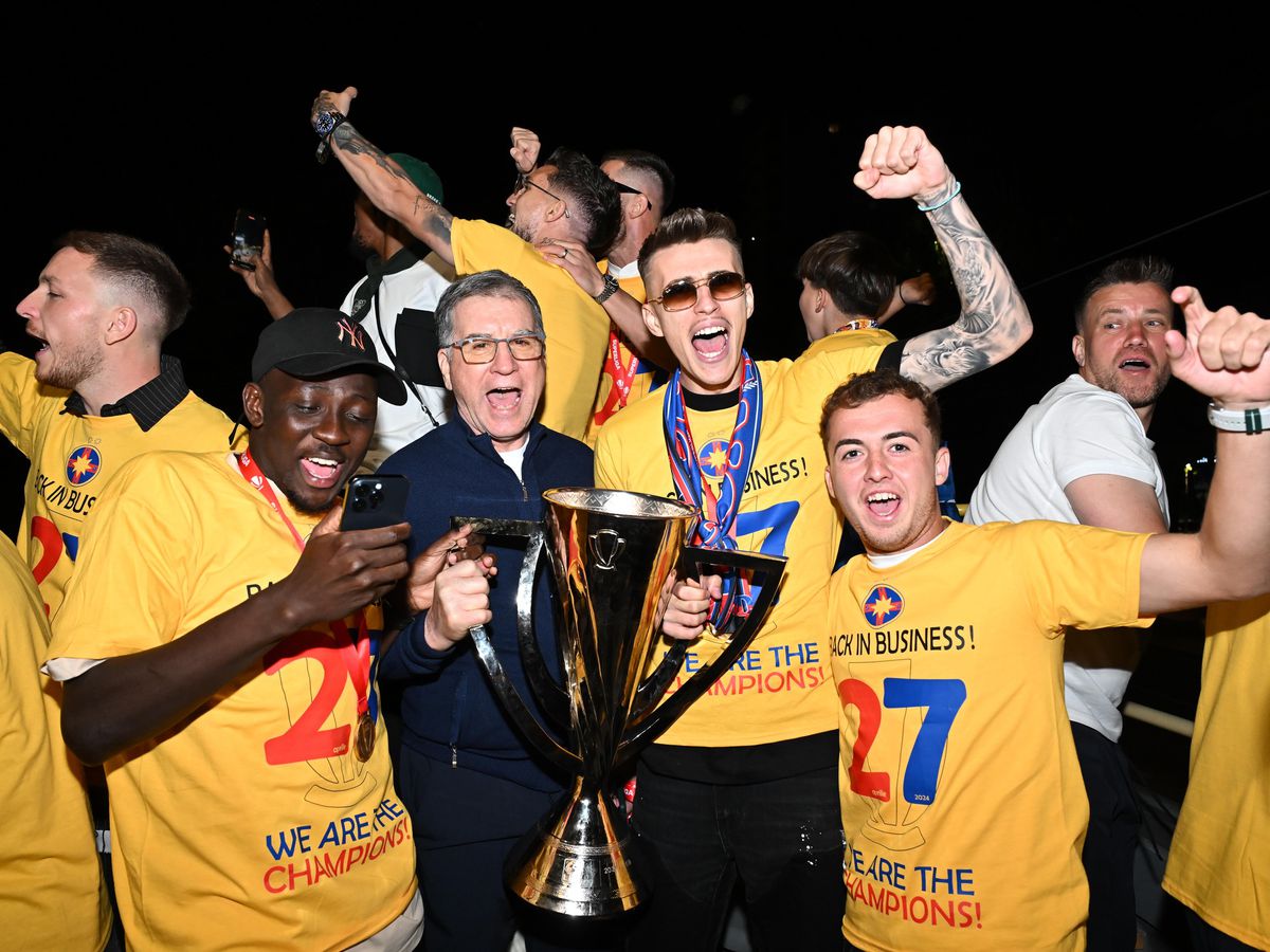 Imagini din autocarul campionilor de la FCSB