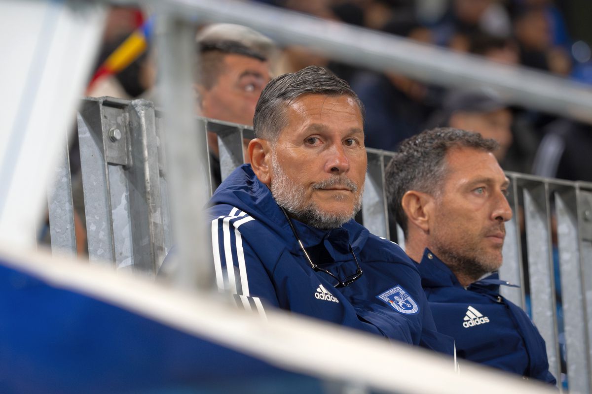 Retrogradarea lui FCU Craiova în 30 de puncte » Amandinele „centralului” Barbu, huliganii din peluză, dezamăgirea lui Mititelu și nervii juniorului