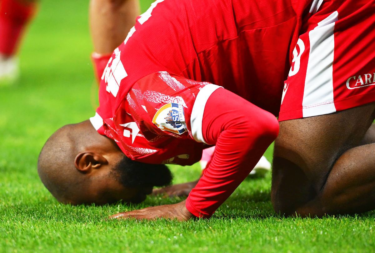 Așa s-a trăit pe stadion Dinamo - UTA » 10 detalii surprinse de GSP: de la Vița de Vie la manele și flashmob, bannerele fanilor și „talismanul” transportat în autocar