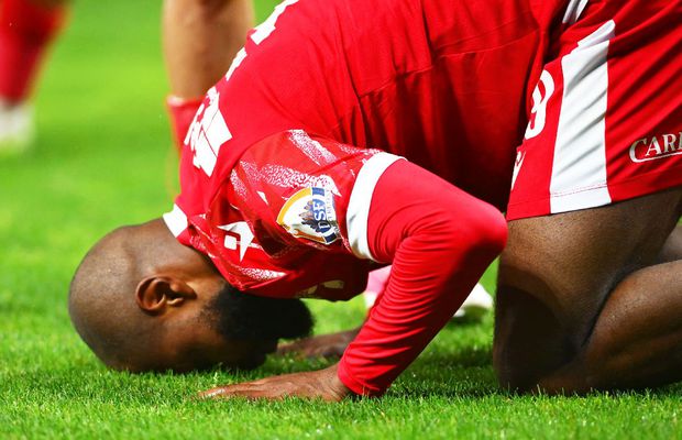 Așa s-a trăit pe stadion Dinamo - UTA » 10 detalii surprinse de GSP: de la Vița de Vie la manele și flashmob, bannerele fanilor și „talismanul” transportat în autocar