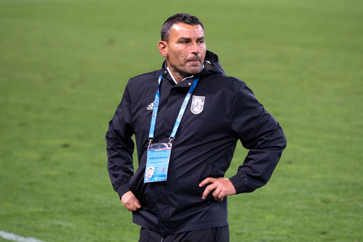 Retrogradarea lui FCU Craiova în 30 de puncte » Amandinele „centralului” Barbu, huliganii din peluză, dezamăgirea lui Mititelu și nervii juniorului