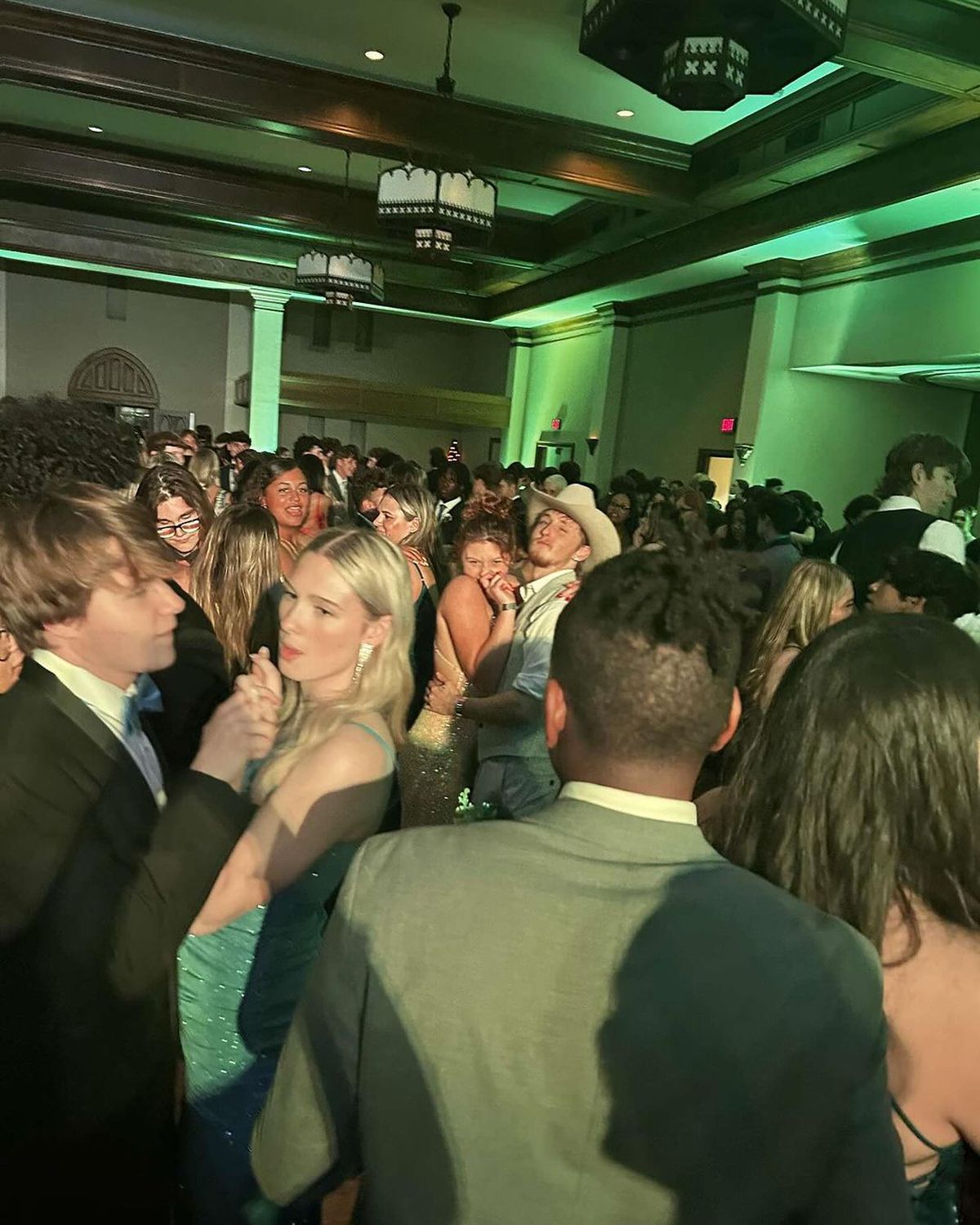 Nadia Comăneci, o mamă mândră » Cum s-a afișat fiul „Zeiței” de la Montreal, alături de iubita lui, la balul de absolvire