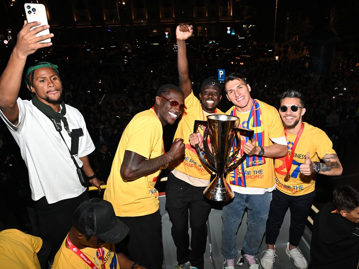 Au apărut imaginile „păstrate la sertar” » FCSB a făcut noapte roș-albastră pe străzile din București