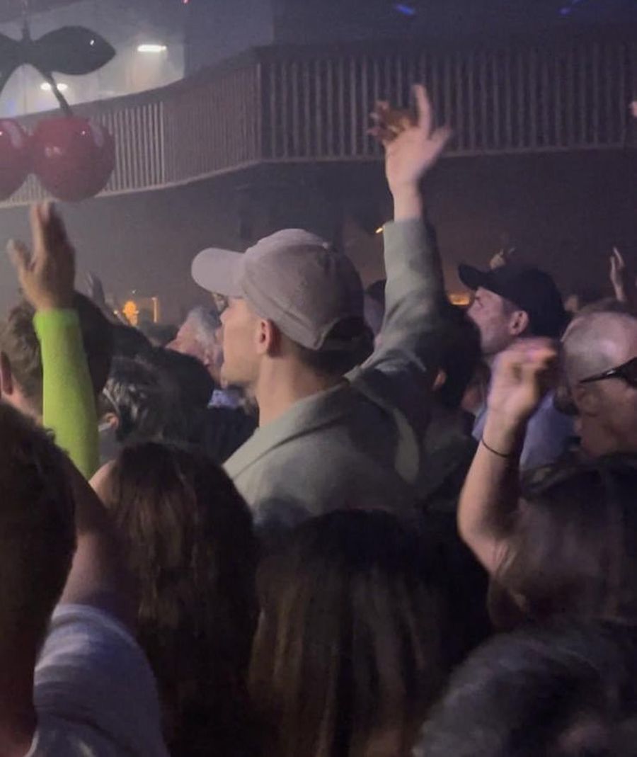 Portarul Manuel Neuer, cu șapcă și mâna ridicată, s-a amestecat în mulțime / Foto: Bild Tupeu maxim, în plin scandal! Bayern, spectacolul mușchilor în Ibiza!