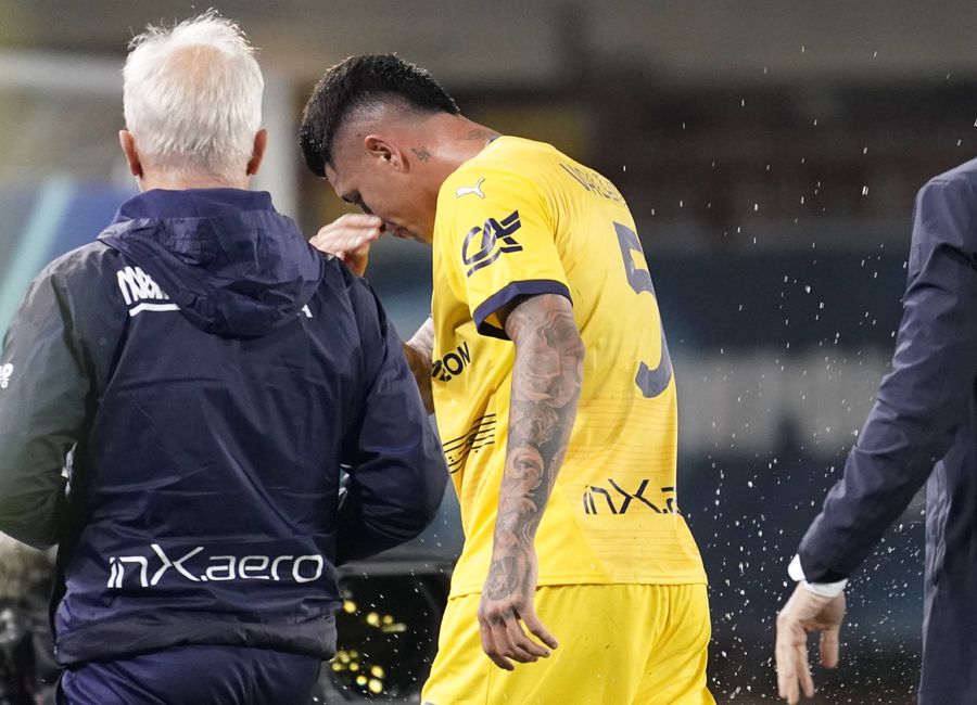 Lautaro Valenti iese cu capul plecat de pe teren, după eliminarea din minutul 31 a partidei Empoli - Parma 2-1 / Foto: Imago Tensiuni în vestiarul Parmei » Cristi Chivu și-a băgat echipa în ședință, iar un jucător ar putea fi amendat!