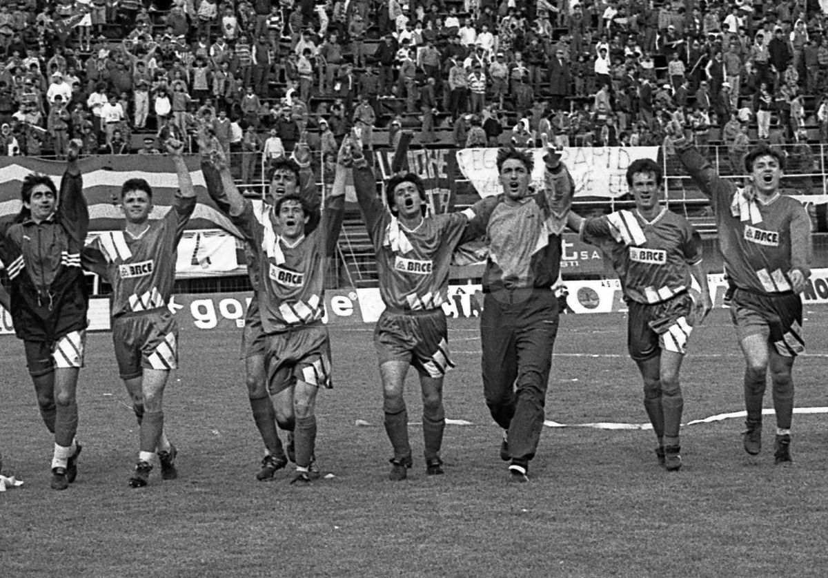 De la „țeapa” Bancorex, de 2,4 miliarde, la giganți precum Orange sau ArcelorMittal » Care sunt companiile care „au luat titlul” în Liga 1, după Revoluție