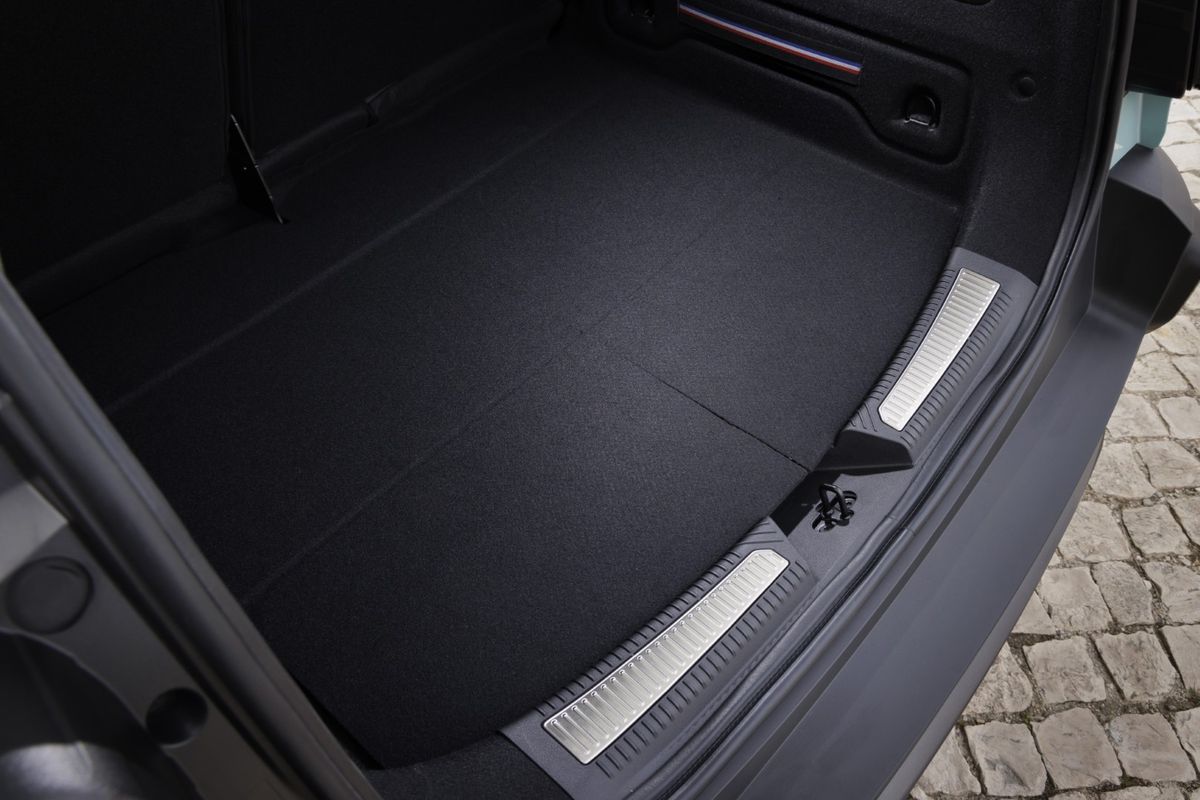 Mașina celebră a revenit după 30 de ani în România » A păstrat ADN-ul „tatălui” și este mai ieftină decât Ford și Fiat