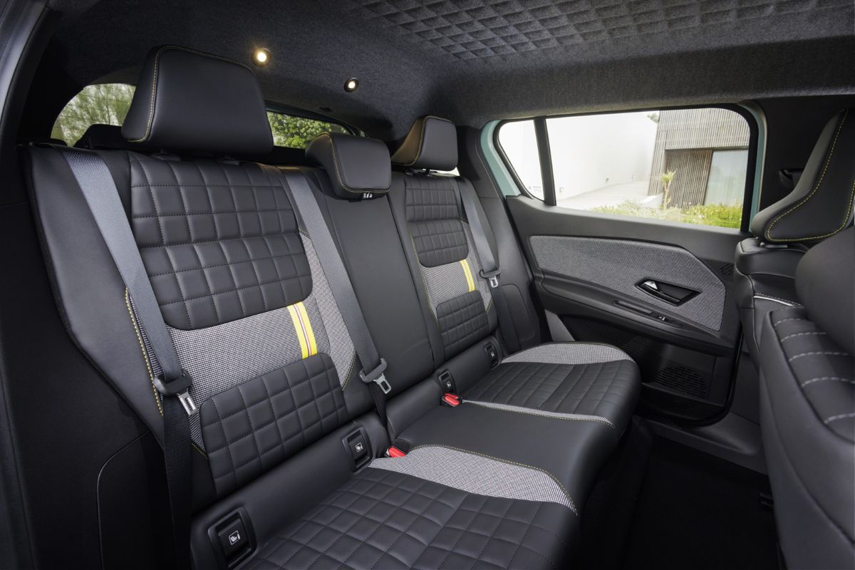 Mașina celebră a revenit după 30 de ani în România » A păstrat ADN-ul „tatălui” și este mai ieftină decât Ford și Fiat